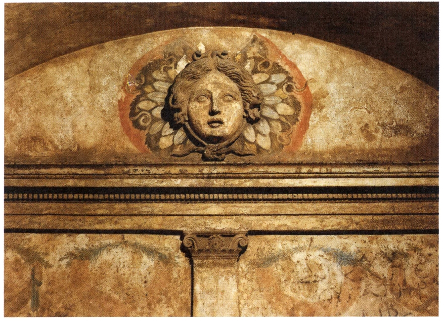 Frise de la Tombe C des Cristallini, tête de Méduse (détail), époque hellénistique, nécropole, Naples. Source : https://www.persee.fr/doc/efr_0223-5099_1998_act_244_1_5299